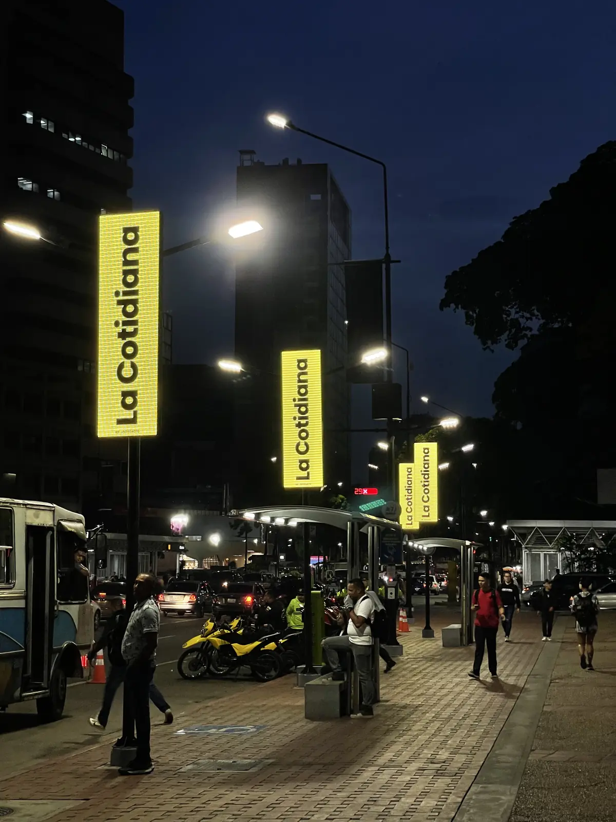 Pantalla LED nocturna en vía urbana