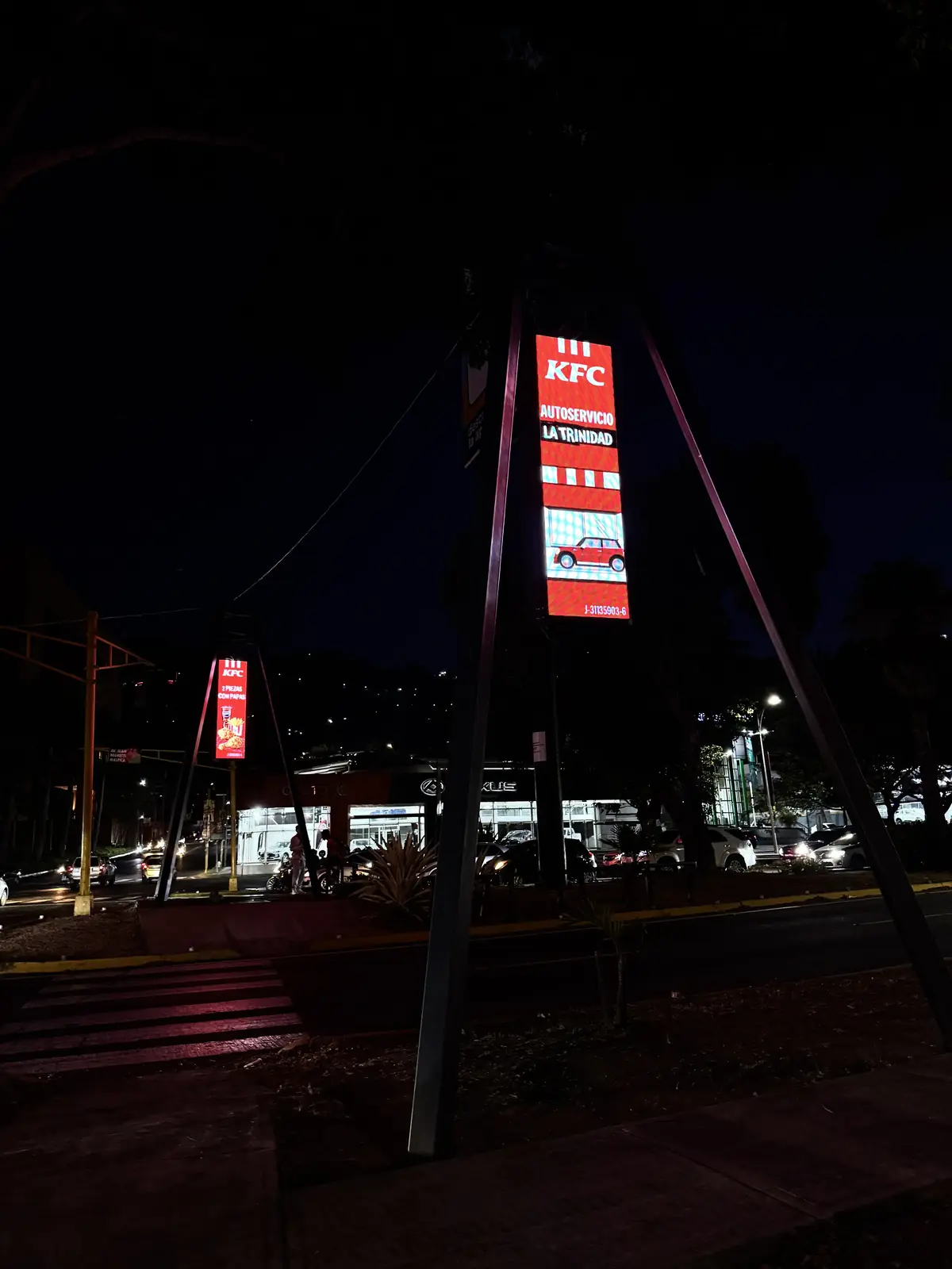 Anuncio digital de noche en avenida