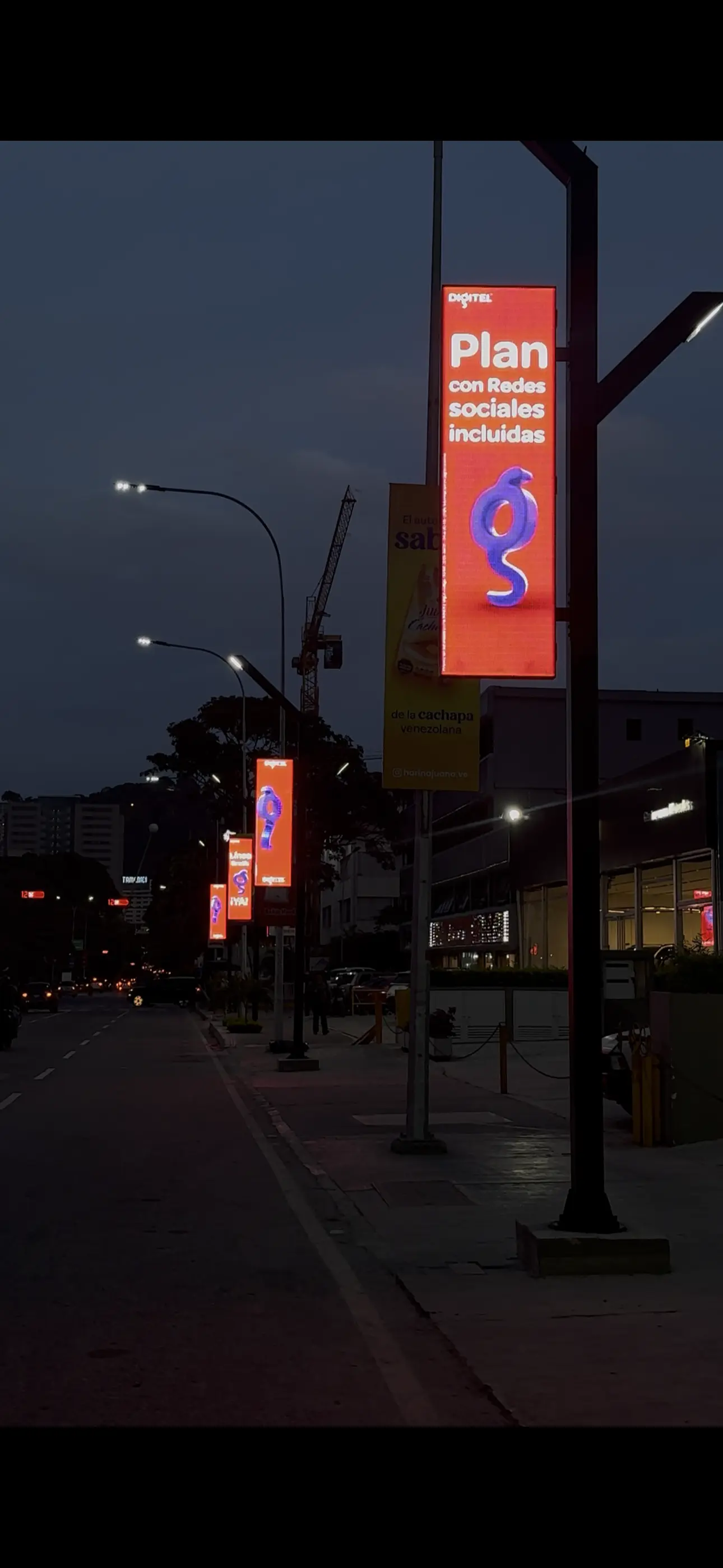 Pantalla exterior iluminando la noche