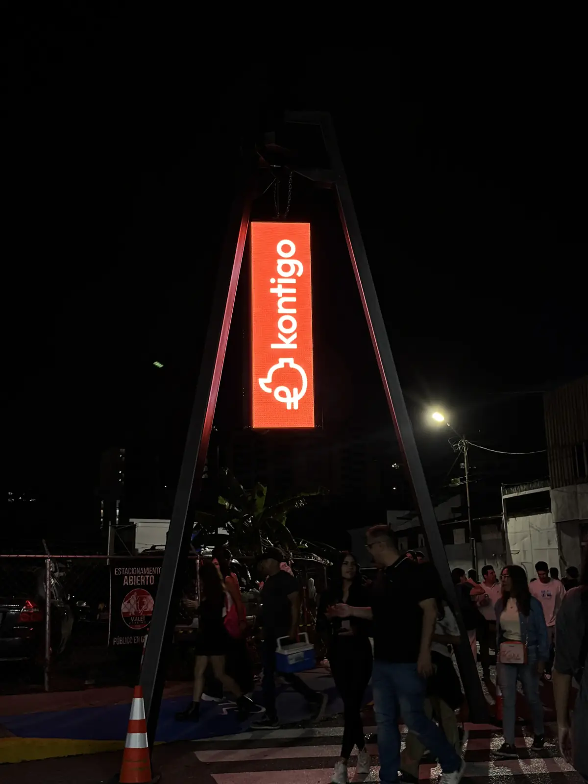 Pantalla exterior iluminando la noche